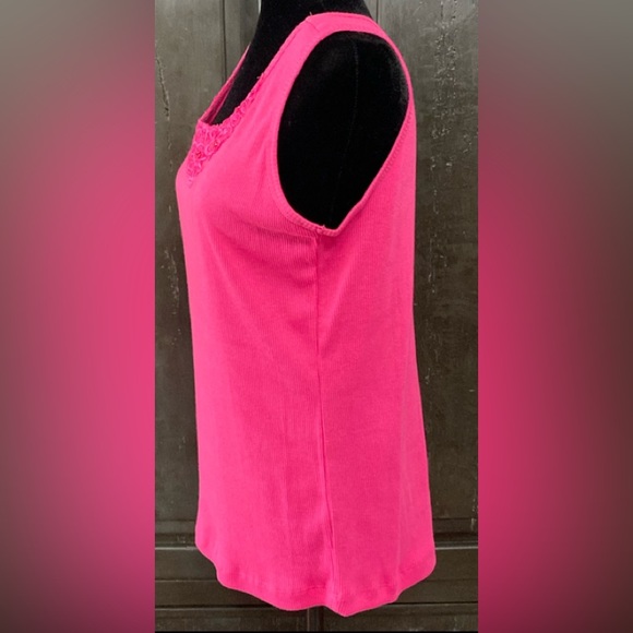 Bobbie Brooks fuchsia Ribbed tank top with floral lace & sequins - size large - Picture 2 of 10